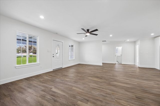 1337 S Circle Street, Sealy, TX 77474