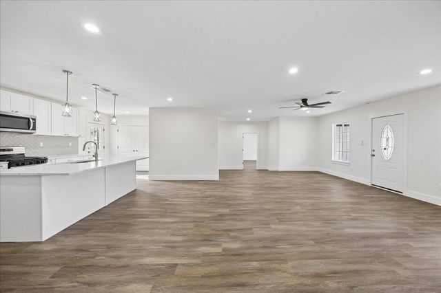 1337 S Circle Street, Sealy, TX 77474