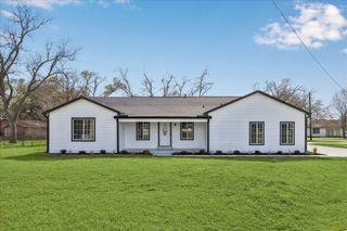 1337 S Circle Street, Sealy, TX 77474