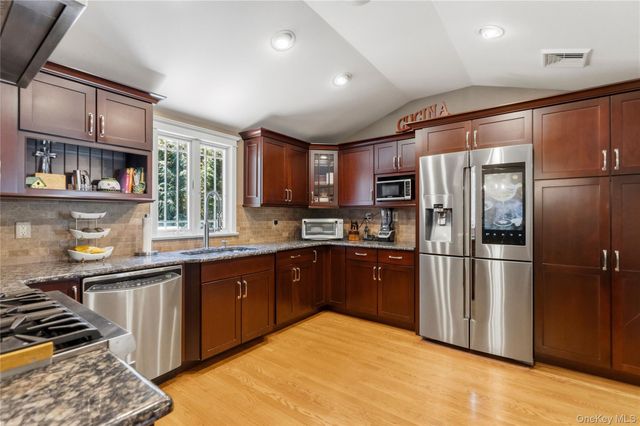 10 The Knolls, Locust Valley, NY 11560