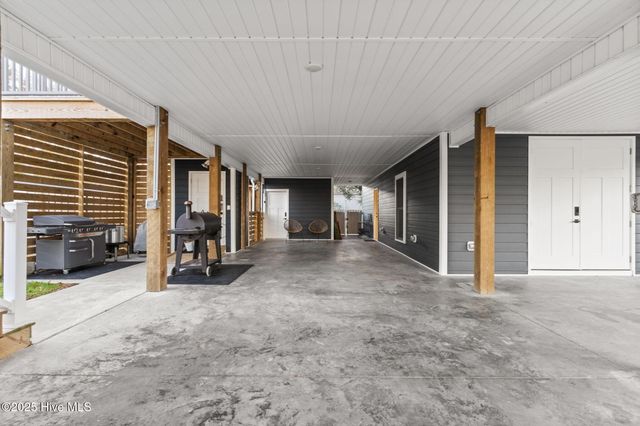 7605 E Yacht Drive NE, Oak Island, NC 28465