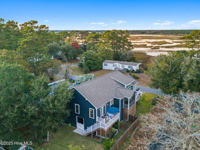 7605 E Yacht Drive NE, Oak Island, NC 28465