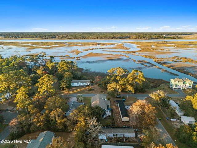 7605 E Yacht Drive NE, Oak Island, NC 28465