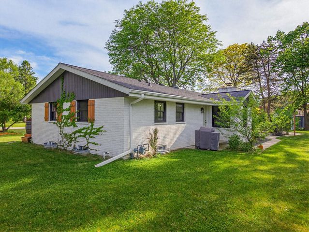 5272 W Silverleaf LANE, Brown Deer, WI 53223