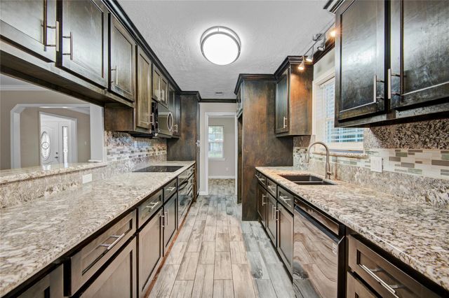 15702 Wandering Trail, Friendswood, TX 77546