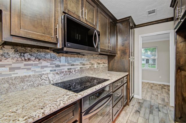 15702 Wandering Trail, Friendswood, TX 77546