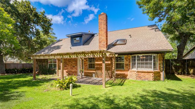 15702 Wandering Trail, Friendswood, TX 77546