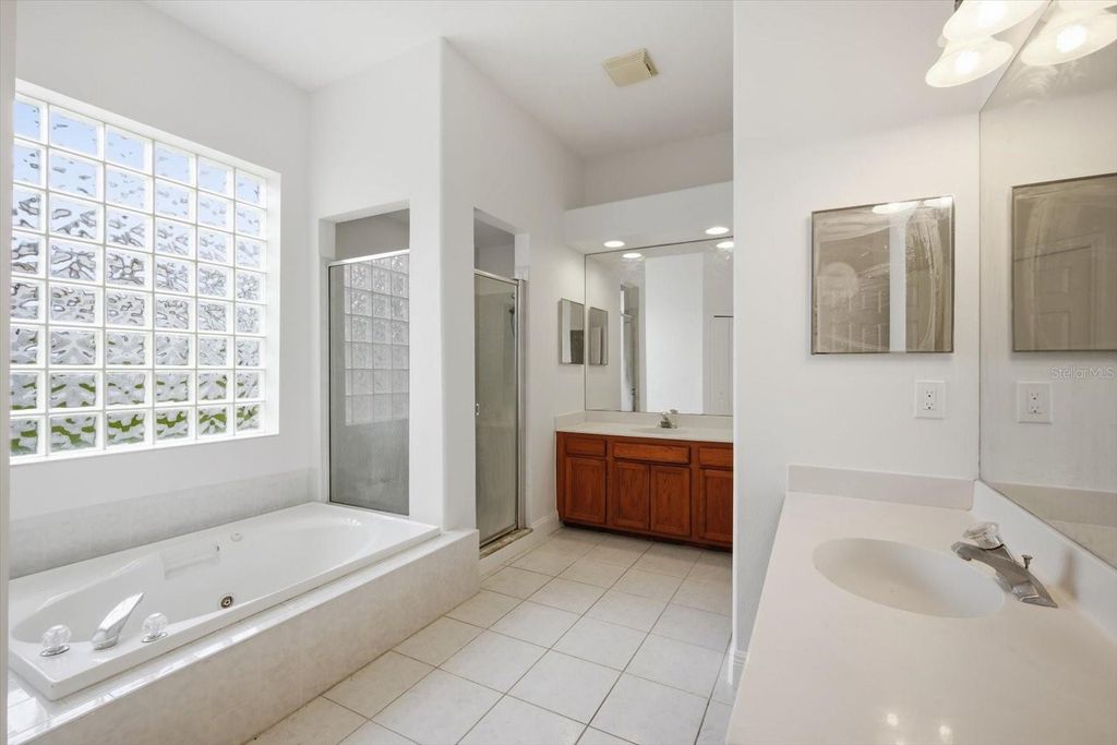 Image 14 of property listing at 14902 DEVONSHIRE WOODS PLACE, Tampa, FL 33624