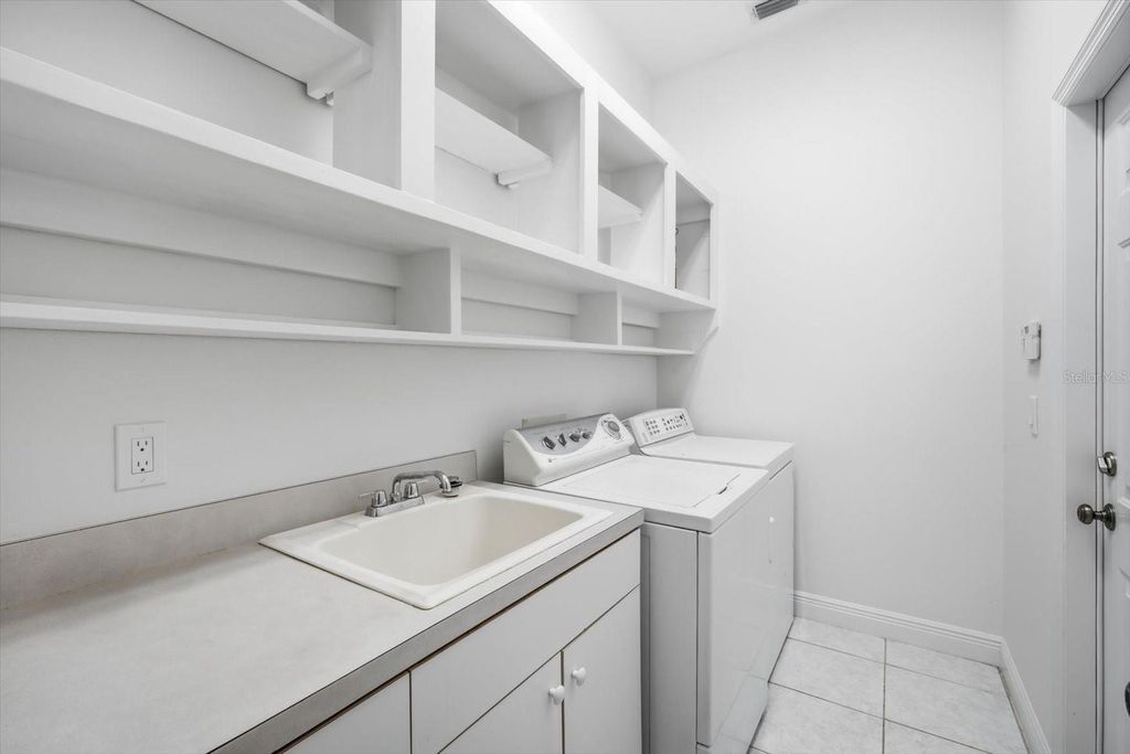 Image 28 of property listing at 14902 DEVONSHIRE WOODS PLACE, Tampa, FL 33624