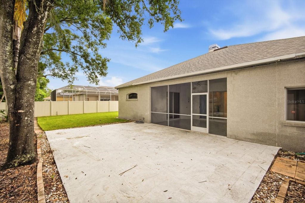 Image 32 of property listing at 14902 DEVONSHIRE WOODS PLACE, Tampa, FL 33624