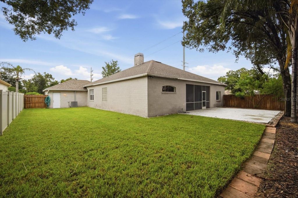 Image 33 of property listing at 14902 DEVONSHIRE WOODS PLACE, Tampa, FL 33624