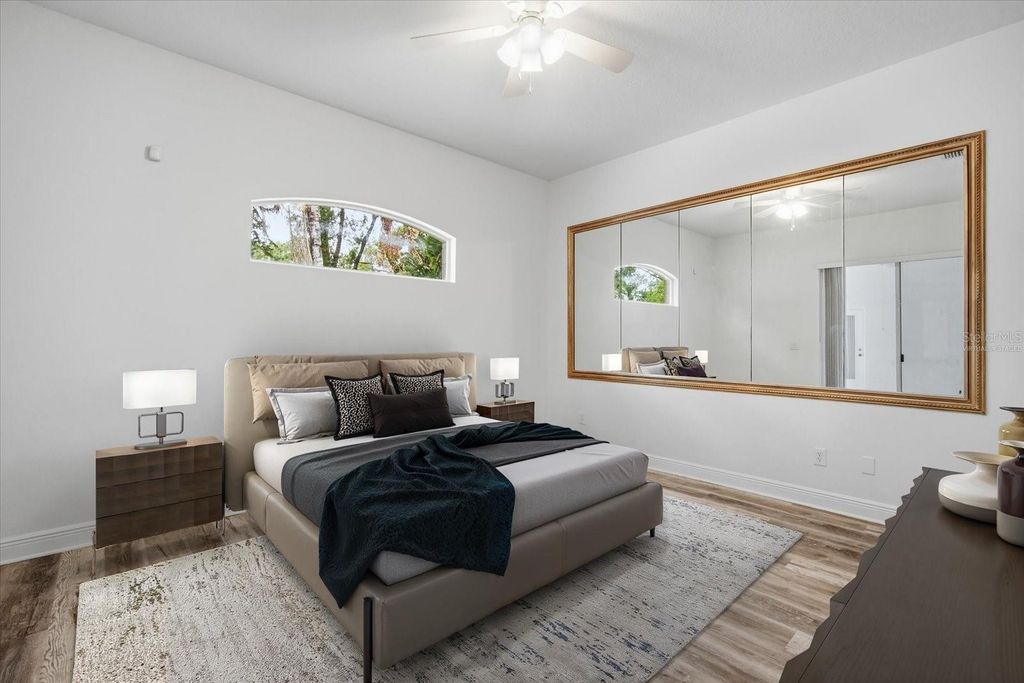 Image 9 of property listing at 14902 DEVONSHIRE WOODS PLACE, Tampa, FL 33624