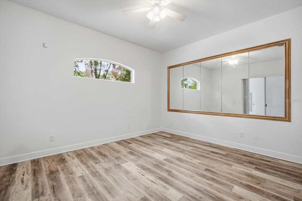 Image 10 of property listing at 14902 DEVONSHIRE WOODS PLACE, Tampa, FL 33624