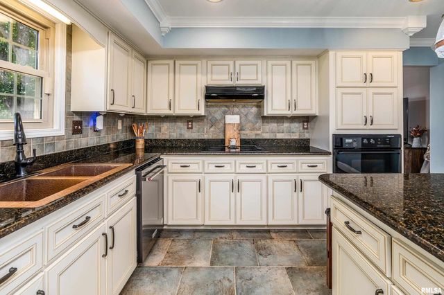 2585 Dylan Drive, Marion, IL 62959