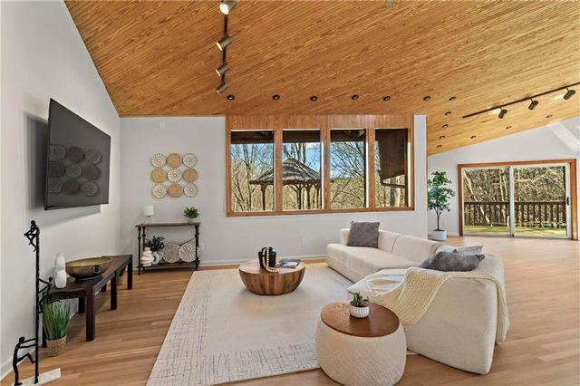 120 Laurel NE Drive, Atlanta, GA 30342