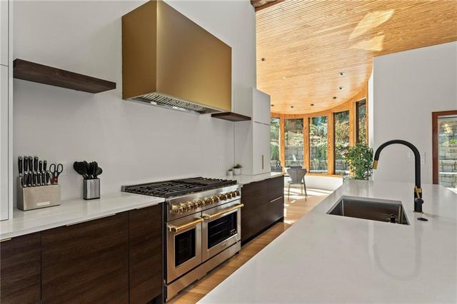 120 Laurel NE Drive, Atlanta, GA 30342