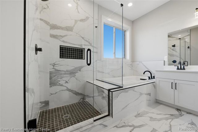 35701 Strongford Drive, New Baltimore, MI 48047