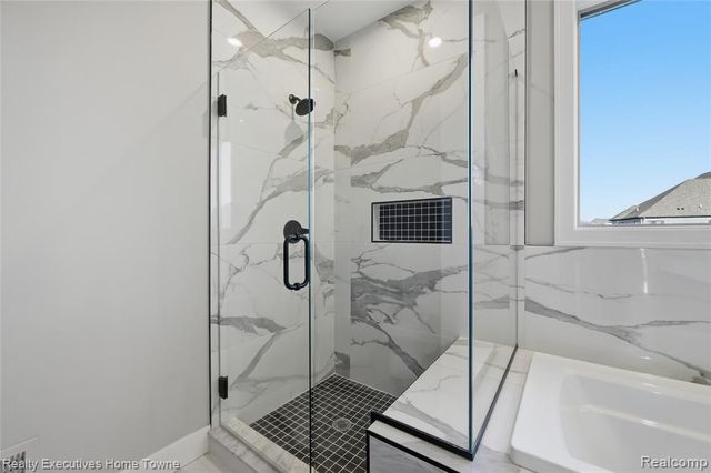 35701 Strongford Drive, New Baltimore, MI 48047