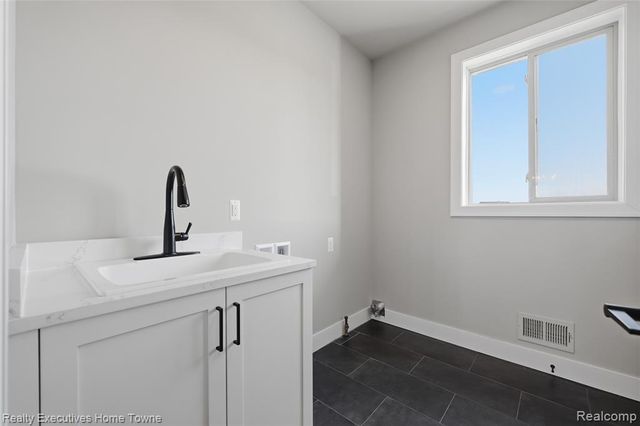 35701 Strongford Drive, New Baltimore, MI 48047