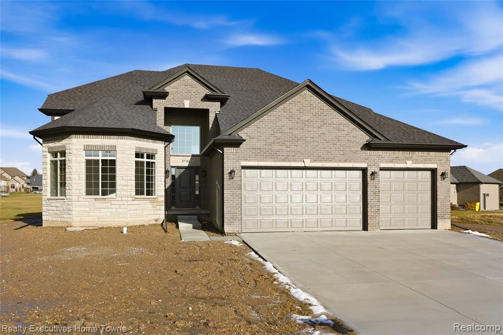 35701 Strongford Drive, New Baltimore, MI 48047