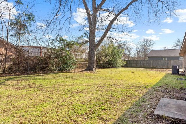 303 Lowry St., Arp, TX 75750