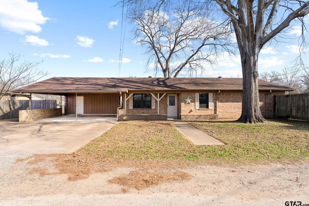 303 Lowry St., Arp, TX 75750