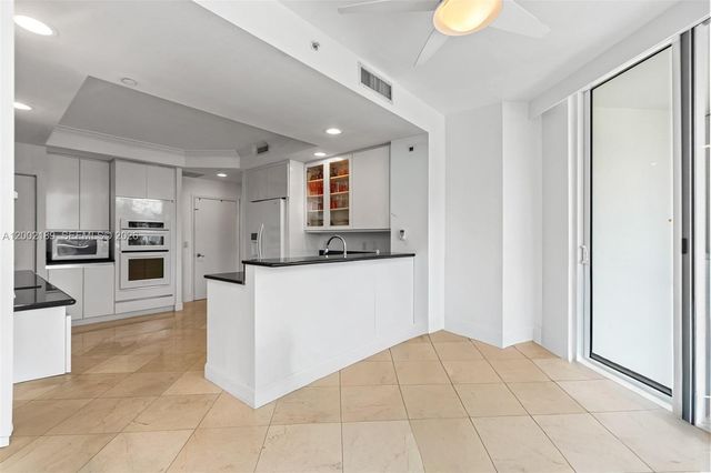 21050 Point Pl 403, Aventura, FL 33180