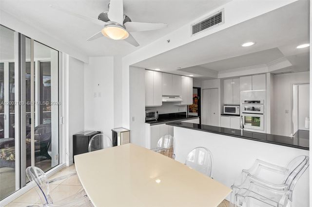 21050 Point Pl 403, Aventura, FL 33180