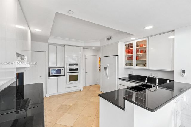 21050 Point Pl 403, Aventura, FL 33180