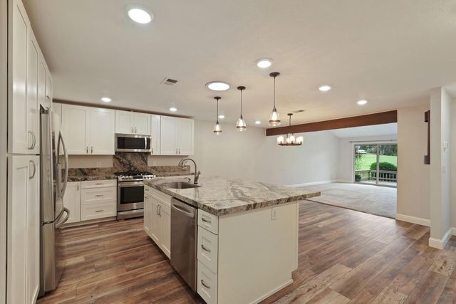 5045 Village Oaks Dr, Rocklin, CA 95677