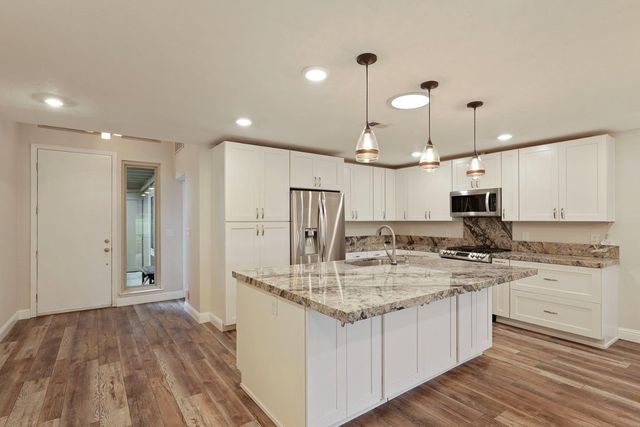 5045 Village Oaks Dr, Rocklin, CA 95677