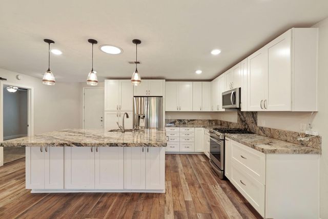 5045 Village Oaks Dr, Rocklin, CA 95677