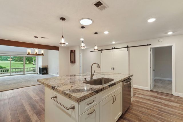 5045 Village Oaks Dr, Rocklin, CA 95677