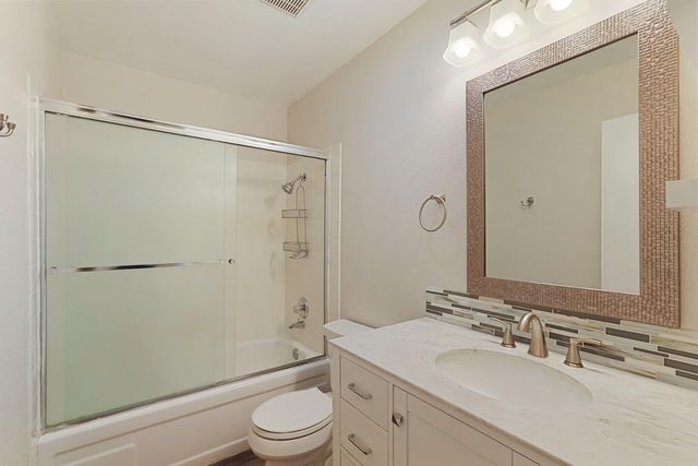 5045 Village Oaks Dr, Rocklin, CA 95677