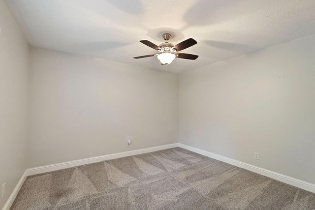 5045 Village Oaks Dr, Rocklin, CA 95677