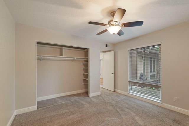 5045 Village Oaks Dr, Rocklin, CA 95677