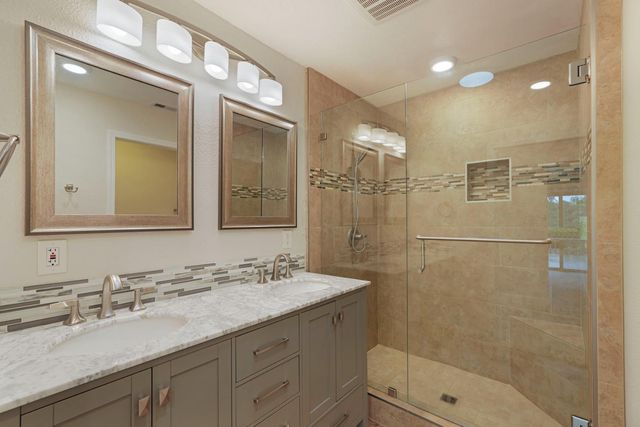 5045 Village Oaks Dr, Rocklin, CA 95677