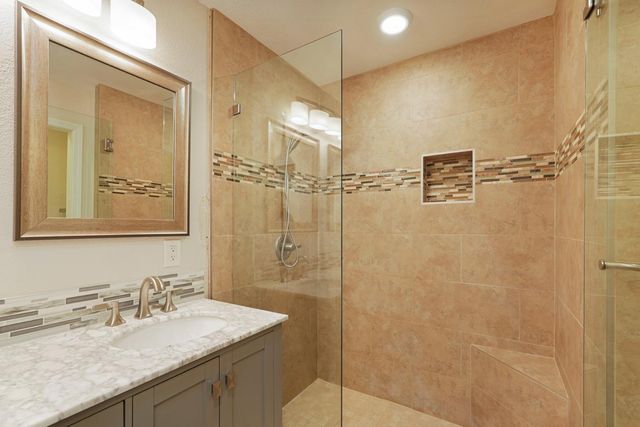 5045 Village Oaks Dr, Rocklin, CA 95677