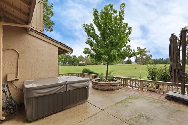 5045 Village Oaks Dr, Rocklin, CA 95677