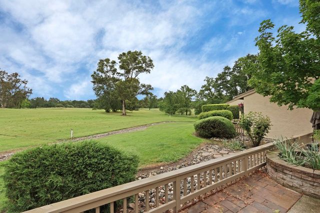 5045 Village Oaks Dr, Rocklin, CA 95677