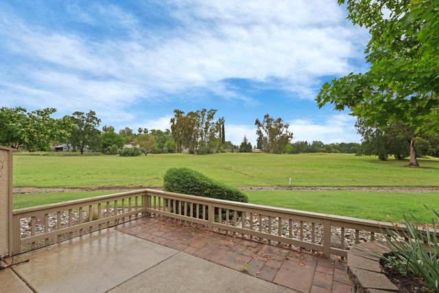 5045 Village Oaks Dr, Rocklin, CA 95677