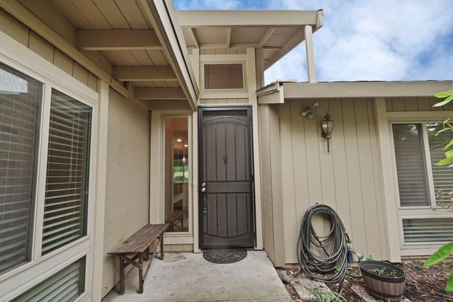 5045 Village Oaks Dr, Rocklin, CA 95677