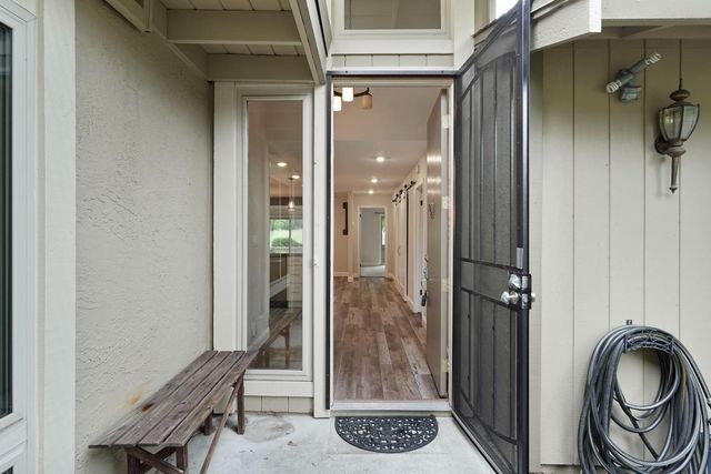 5045 Village Oaks Dr, Rocklin, CA 95677