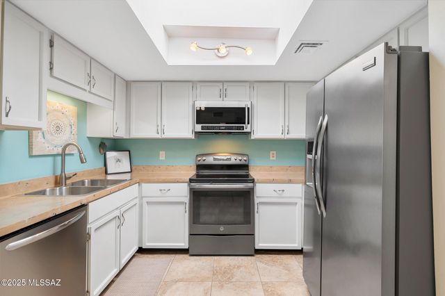 566 W Ocotillo Place, Green Valley, AZ 85614