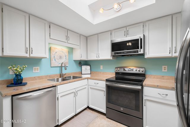 566 W Ocotillo Place, Green Valley, AZ 85614