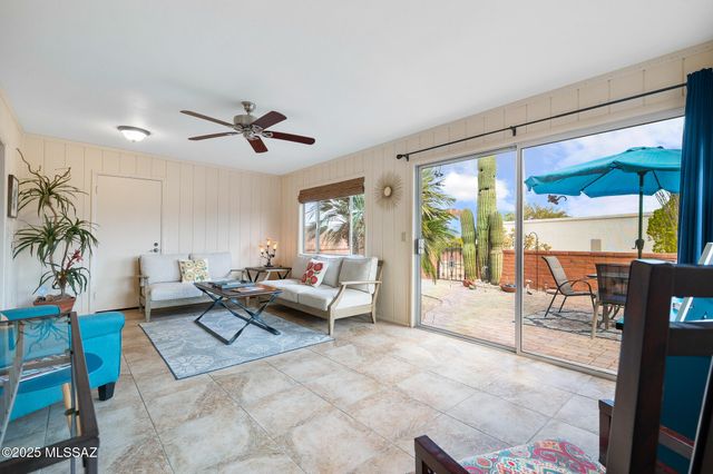 566 W Ocotillo Place, Green Valley, AZ 85614