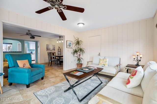 566 W Ocotillo Place, Green Valley, AZ 85614