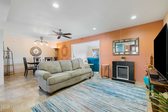 566 W Ocotillo Place, Green Valley, AZ 85614