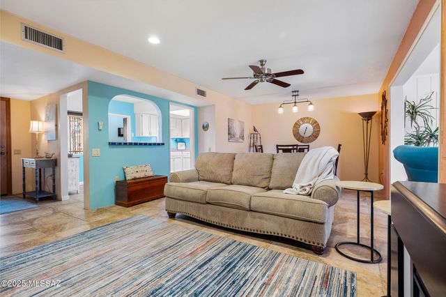 566 W Ocotillo Place, Green Valley, AZ 85614