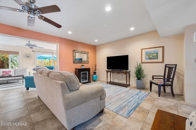 566 W Ocotillo Place, Green Valley, AZ 85614